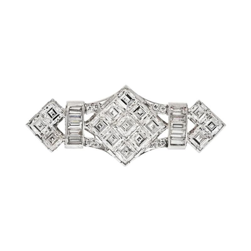PLATINUM 4 50 CARATS CARRE BAGUETTE AND ROUND CUT DIAMOND BROOCH