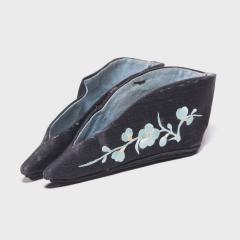 Pair of Black Plum Blossom Lotus Slippers - 4165435