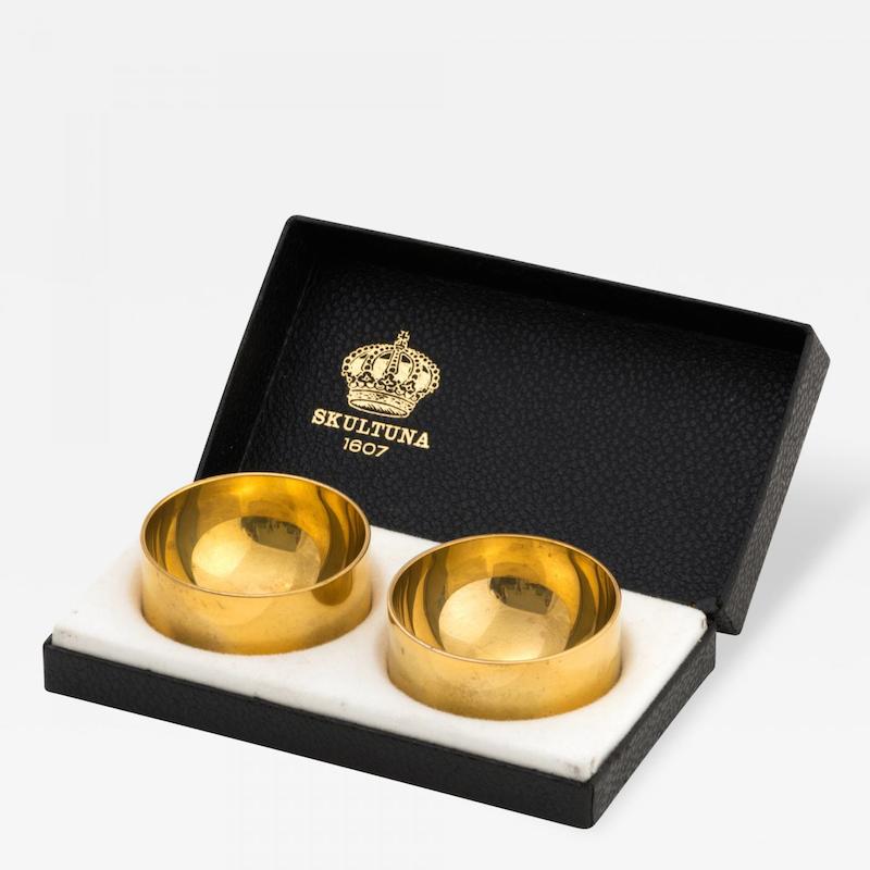 A pair of solid brass shot or cordial cups plated in 23-karat gold, designed by Pierre Forssell for Skultuna, Sweden, c. 1950-1980. Referred to as 'snaps' glasses in Scandinavia, they have rounded interiors and are double-walled to keep your drink cold. Elegant, modernist design and the pair comes in the original box. Perfect for the whiskey enthusiast. Offered by Satyricon.
